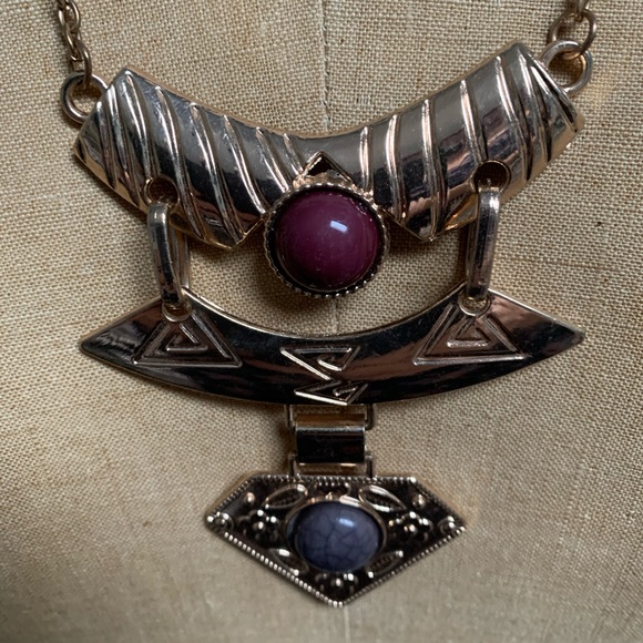 LONG GOLD TONE METAL STATEMENT NECKLACE WITH MOLDED PLASTIC JEWELS - Picture 6 of 6